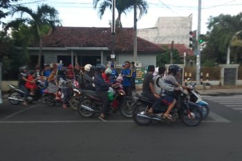 Tagana Lampung berbagi takjil kepada para pengendara
