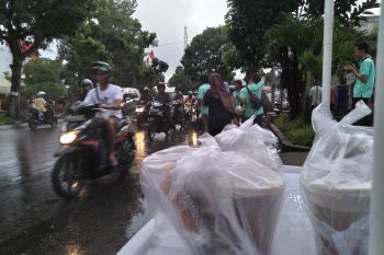 Bulog Sumbar bagi-bagi "pabukoan" gratis kepada pengendara yang melintas