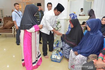 Gubernur Kepri beri bingkisan lebaran kepada kaum dhuafa