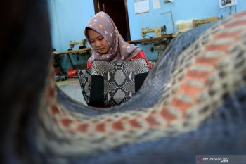 Kerajinan tas dari kulit ular