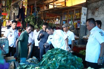 Pj Wali Kota Makassar  dorong kebersihan pedagang pasar tradisional
