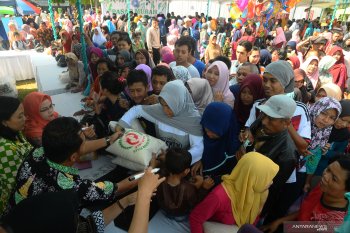 Warga padati pasar murah Ramadhan jelang lebaran