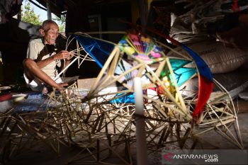 Pembuatan lampion takbir keliling