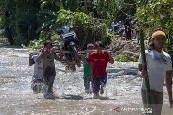 Jasa panggul sepeda motor di okasi banjir bandang