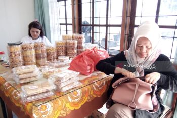 Ini jenis kue kering paling "diburu" jelang Lebaran di Padang