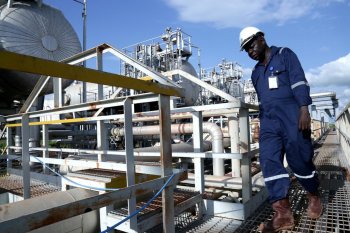 Harga minyak sentuh tertinggi satu tahun, Brent dekati 60 dolar per barel