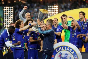 Sarri gembira seusai menjuarai Liga Europa dengan mengalahkan Arsenal 4-1