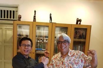 Relawan Amerika BerSATU menyerahkan donasi bagi pahlawan demokrasi