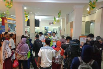 PT KAI bagikan makan sahur dan berbuka kepada penumpang kereta