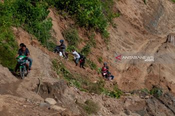 Jalan Trans Sulawesi di Sulteng putus diterjang banjir