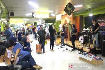 Kembaran Koes Plus hibur penumpang di Stasiun Gambir