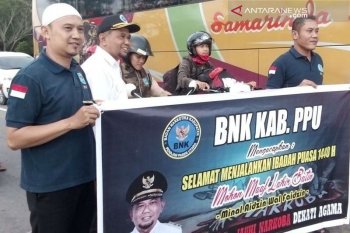Wabup Penajam bagikan takjil dari BNK kepada pengguna jalan