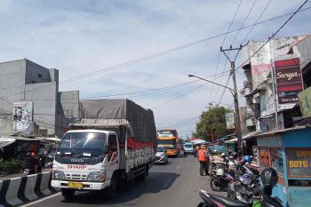 Lalu lintas di jalur pantura lama Cirebon tersendat