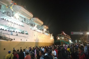 Penumpang arus mudik membludak di Pelabuhan Makassar