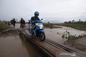 Jalan penghubung kecamatan rusak