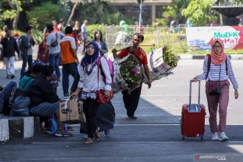 Pemudik di Terminal Bungurasih