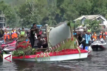 Melarung tumpeng di Telaga Sarangan jelang Ramadhan
