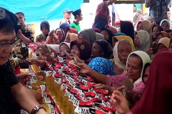 Warga Pekalongan serbu bazar minyak murah