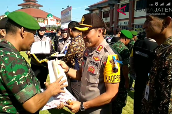 Video - Bhabinkamtibmas dan babinsa Kudus dapat hadiah telepon genggam