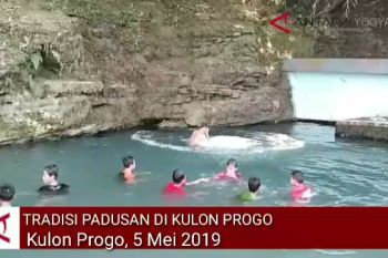 VIDEO: Masyarakat melakukan tradisi