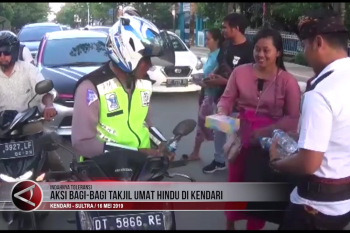 Aksi bagi-bagi Takjil umat Hindu di Kendari