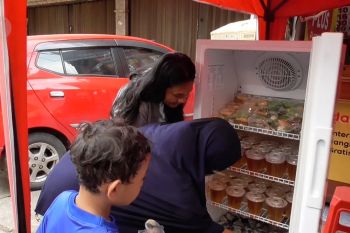 Kulkas berisi takjil gratis dari pemuda Medan