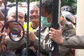 Gubernur Sulteng bagikan 100 juta  Rupiah &lsquo;Hagala&rsquo; untuk warga