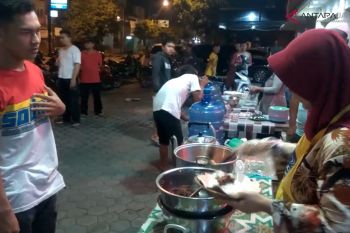 Video - Pengusaha tekstil di Purwokerto bagikan makan sahur gratis