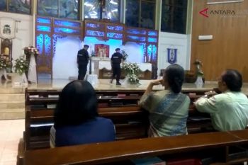 Video - Tim Gegana sterilisasi gereja di Purwokerto