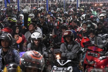Pemudik motor di Merak