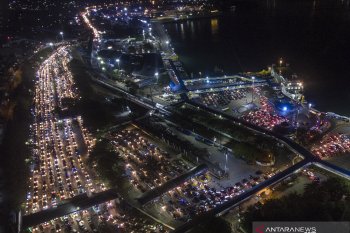 Tumpukan kendaraan pemudik di Pelabuhan Merak
