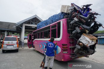 Bus angkut motor pemudik