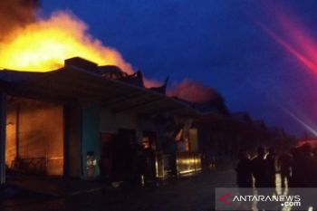 Komplek pergudangan di Banyuasin dilanda kebakaran hebat