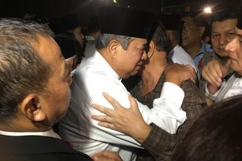 SBY berbaju putih menangis saat tiba di Lanud Halim