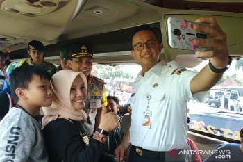 Sapa hangat pemudik, Anies berswafoto di Terminal Kampung Rambutan
