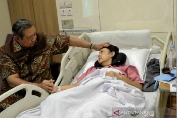 Ganjar bersama pemudik sempat berdoa untuk kesembuhan Ani Yudhoyono