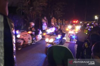 Mobil jenazah Ani Yudhoyono dikawal motor gede