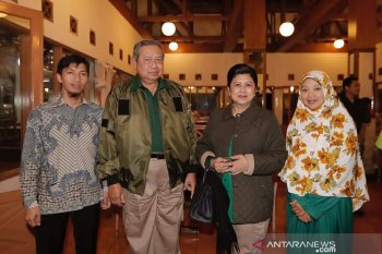 Mendiang Ibu Ani Yudhoyono dalam gaya berbusananya