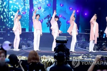 Grup K-pop BTS guncang stadion Wembley Inggris