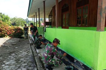 Prajurit TNI mengecat Masjid Ubudyah Arso Timur Keerom Papua