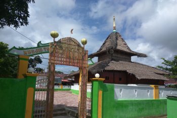 Umat muslim Kaitetu Ambon berziarah kubur setelah Shalat Id