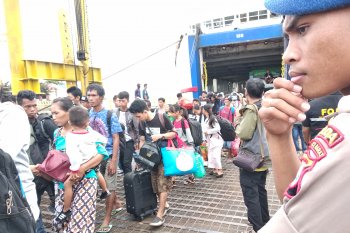 Pelabuhan Simboro Mamuju dipadati penumpang mudik