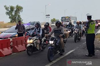 Pemudik sepeda motor memenuhi jalur lalu lintas di Suramadu