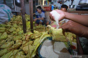 Produksi ketupat untuk lebaran