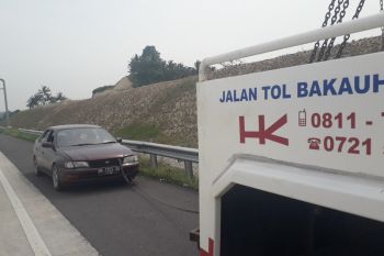 Kendaraan pemudik mogok di tol Lampung