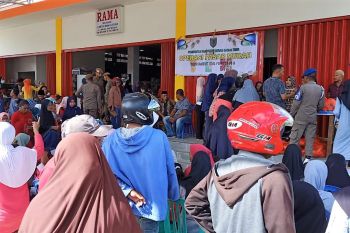 Pemkab SBT bagikan 1.500 kupon untuk warga miskin