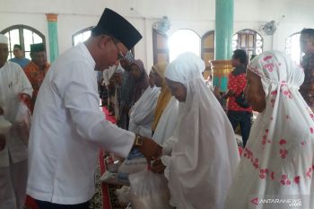 Bupati Rohil bagikan 100 paket sembako untuk kaum duafa