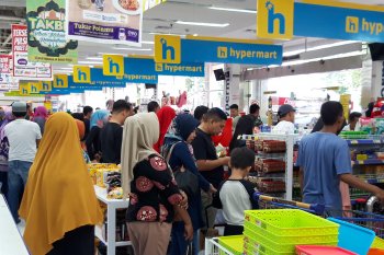 Warga Ternate padati pusat perbelanjaan