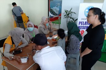 Penumpang Pelabuhan Sri Bintan Pura periksa kesehatan sebelum mudik