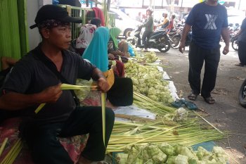 Jelang Lebaran penjualan ketupat  di pasar Bandarlampung ramai